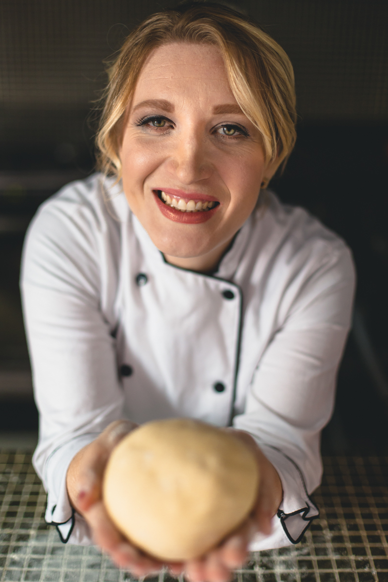 Ensaio de mulher empreendedora na gastronomia e confeitaria Mari Schiesari com a massa de biscoito no Bairro Saúde em São Paulo com Dani Ortiz