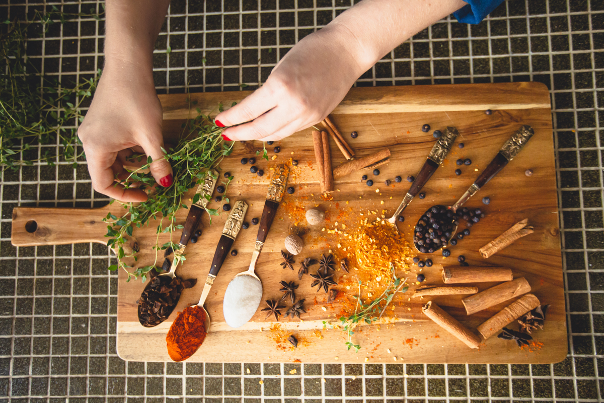 Detalhe dos temperos usados no Ensaio de mulher empreendedora na gastronomia e confeitaria Mari Schiesari no Bairro Saúde em São Paulo com Dani Ortiz