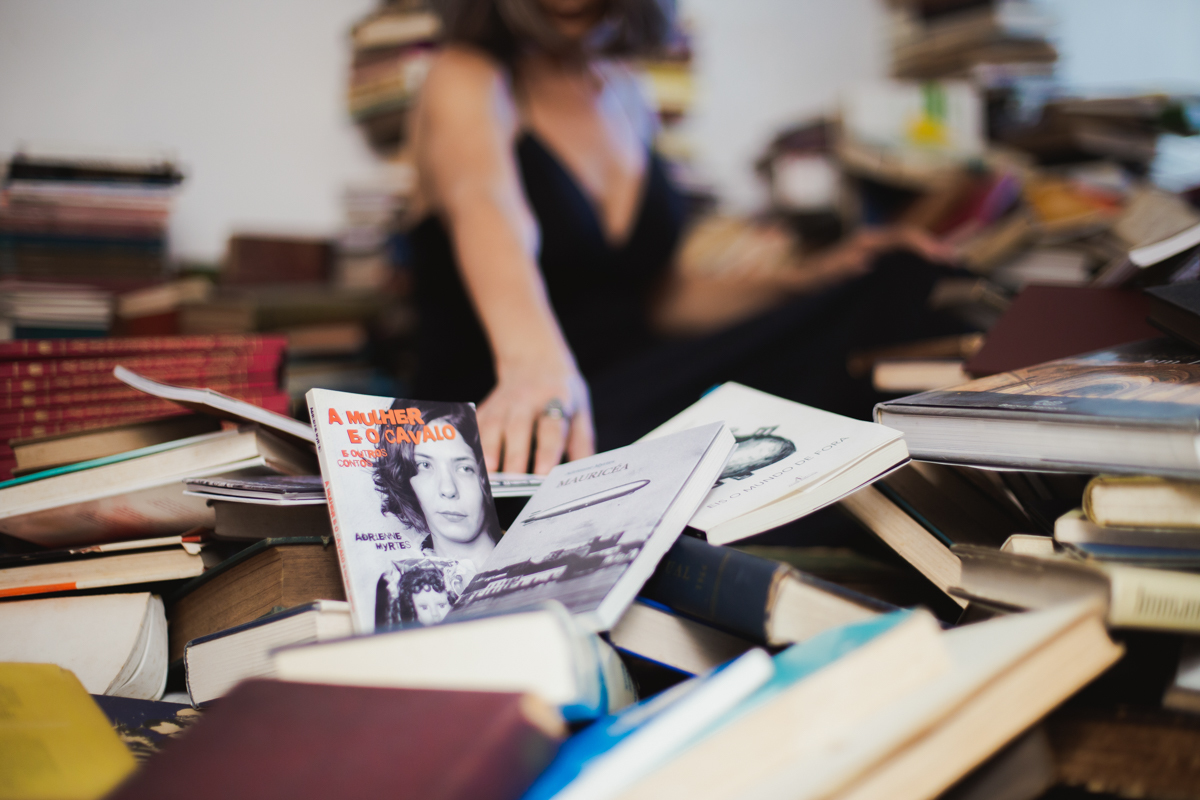 Livros no Ensaio feminino da escritora de Recife Adrienne Myrtes com a fotógrafa Dani Ortiz no Ateliê Arsa Crastinum no Ipiranga em São Paulo