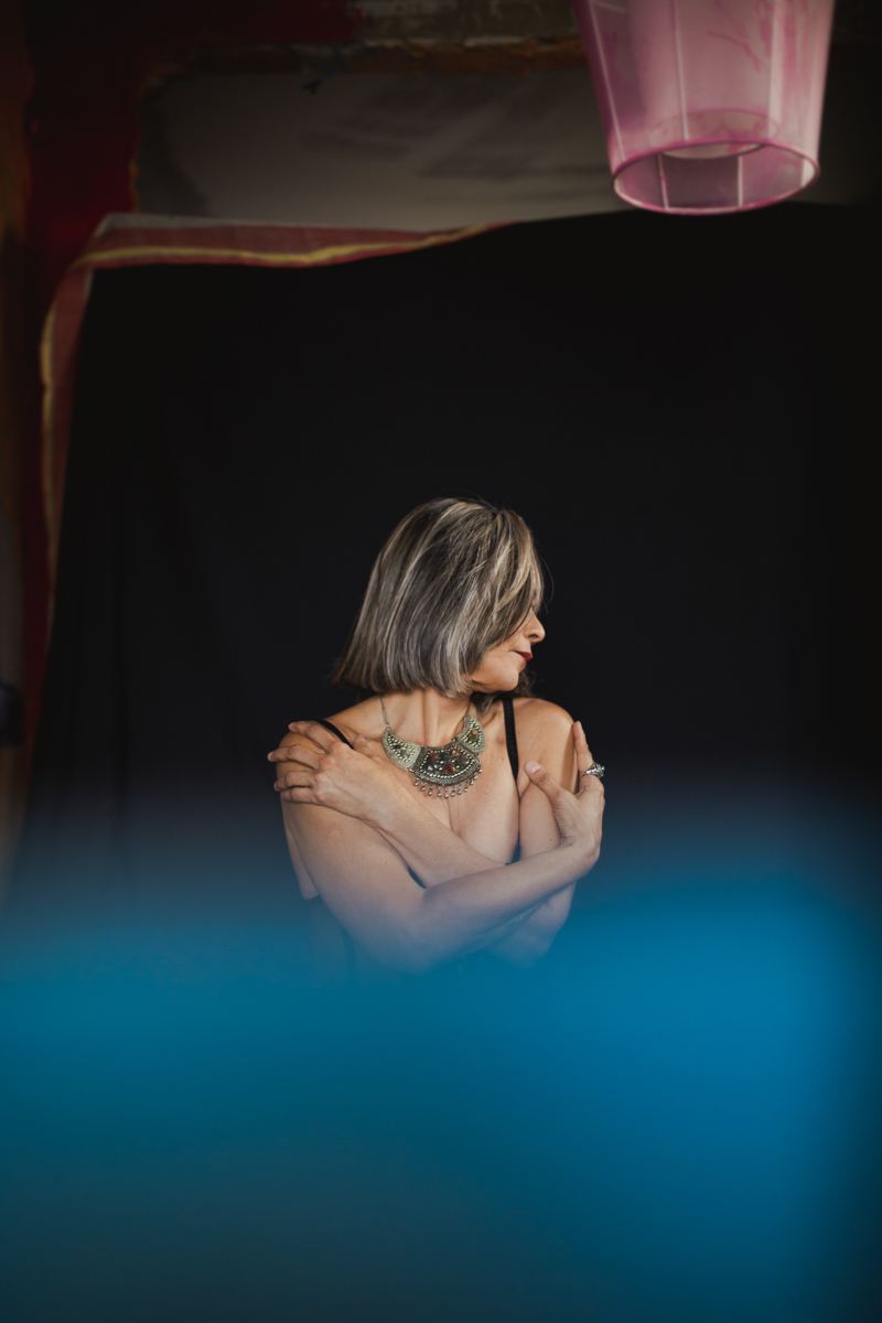 Ensaio feminino da escritora de Recife Adrienne Myrtes com a fotógrafa Dani Ortiz no Ateliê Arsa Crastinum no Ipiranga em São Paulo