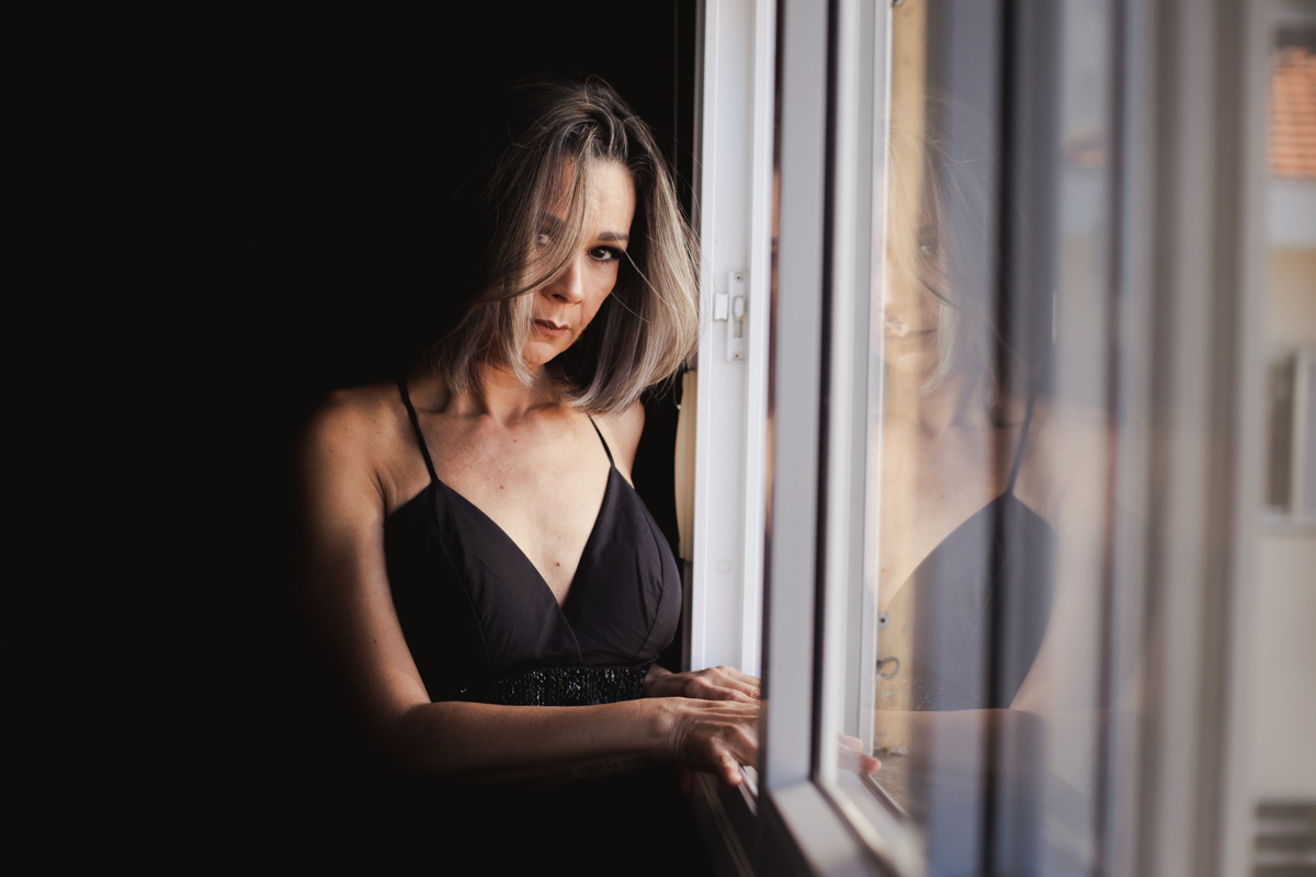 Foto de mulher madura Ensaio feminino da escritora de Recife Adrienne Myrtes com a fotógrafa Dani Ortiz no Ateliê Arsa Crastinum no Ipiranga em São Paulo