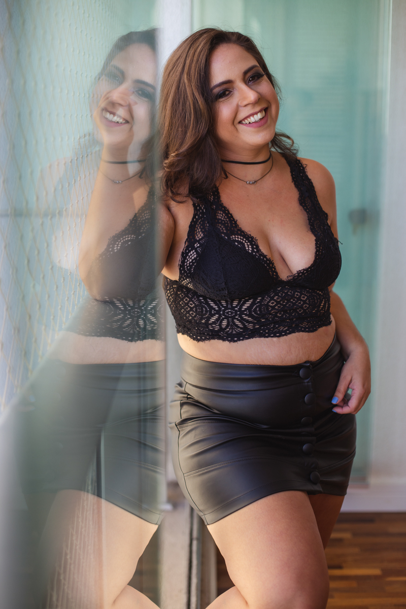 ensaio feminino com mulher gorda Plus size Renata no reflexo no Brooklin em Sao Paulo com a fotografa Dani Ortiz