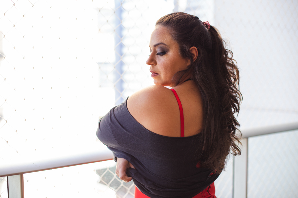 ensaio feminino com mulher gorda Plus size Renata com ligeira vermelha no Brooklin em Sao Paulo com a fotografa Dani Ortiz