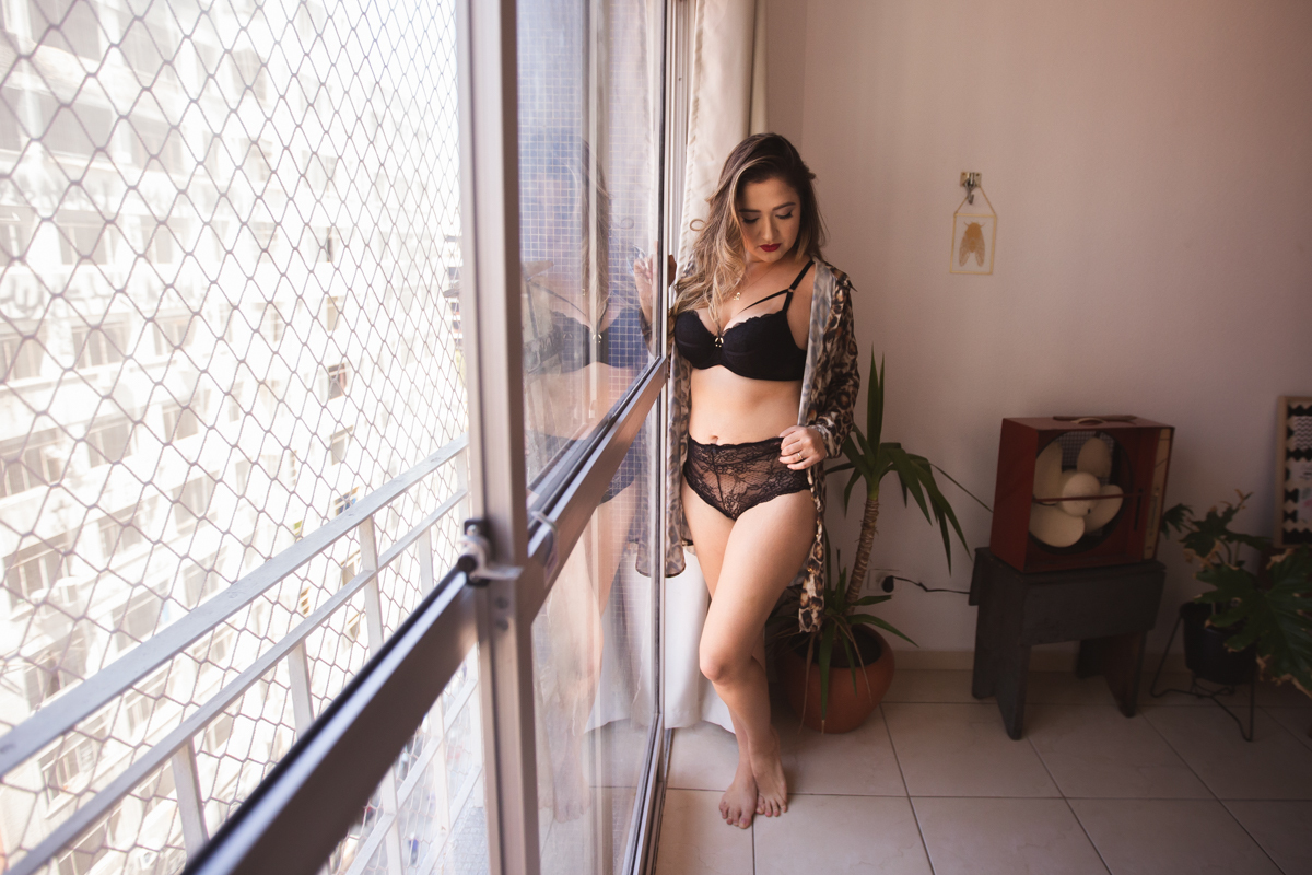 ensaio feminino com mulher oriental em apartamento AIRBNB no Centro de Sao Paulo com a fotografa Dani Ortiz