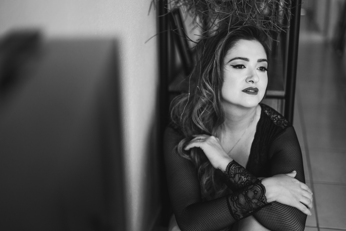 ensaio feminino com mulher oriental em apartamento AIRBNB no Centro de Sao Paulo com a fotografa Dani Ortiz