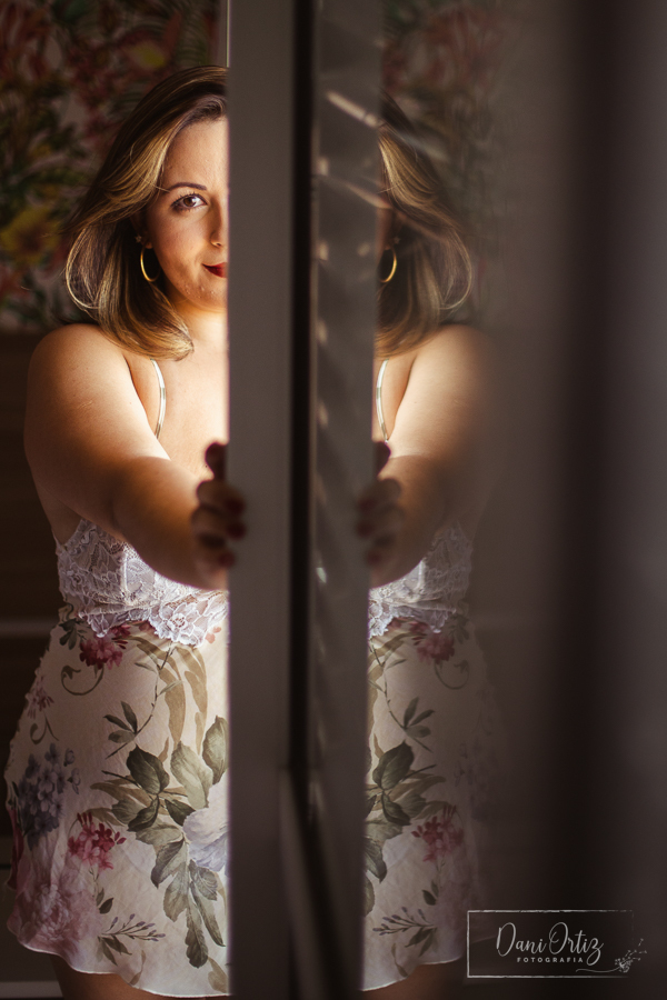Ensaio sensual na varanda em casa com mulher gorda em Indaiatuba São Paulo com a fotografa Dani Ortiz