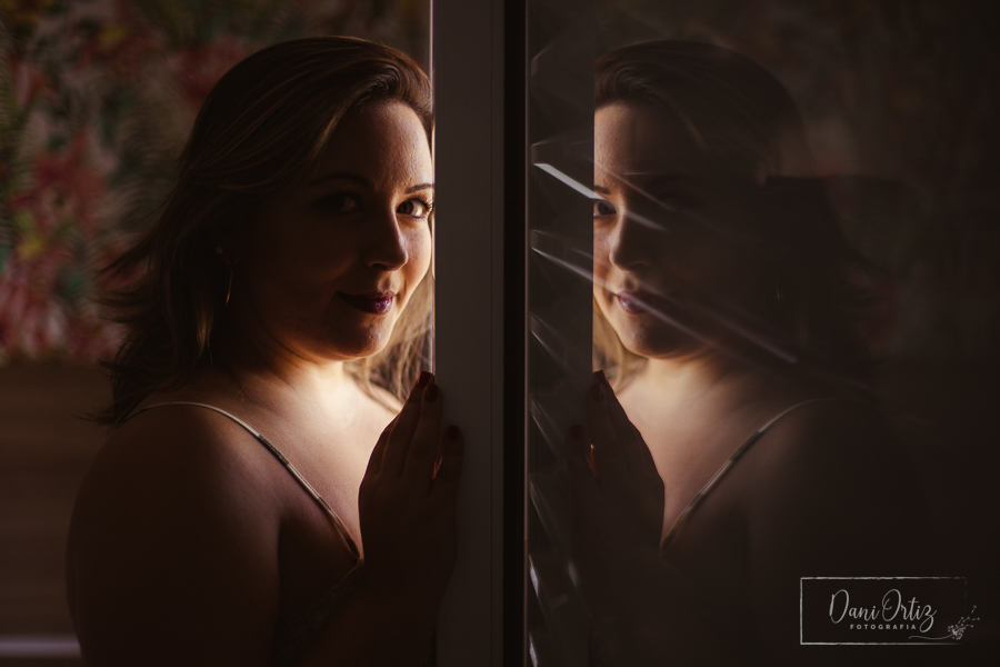 Ensaio sensual na varanda em casa com mulher gorda em Indaiatuba São Paulo com a fotografa Dani Ortiz