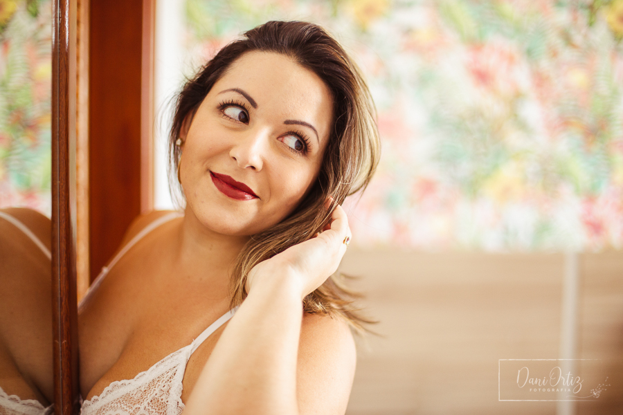 Ensaio sensual na varanda em casa com mulher gorda em Indaiatuba São Paulo com a fotografa Dani Ortiz