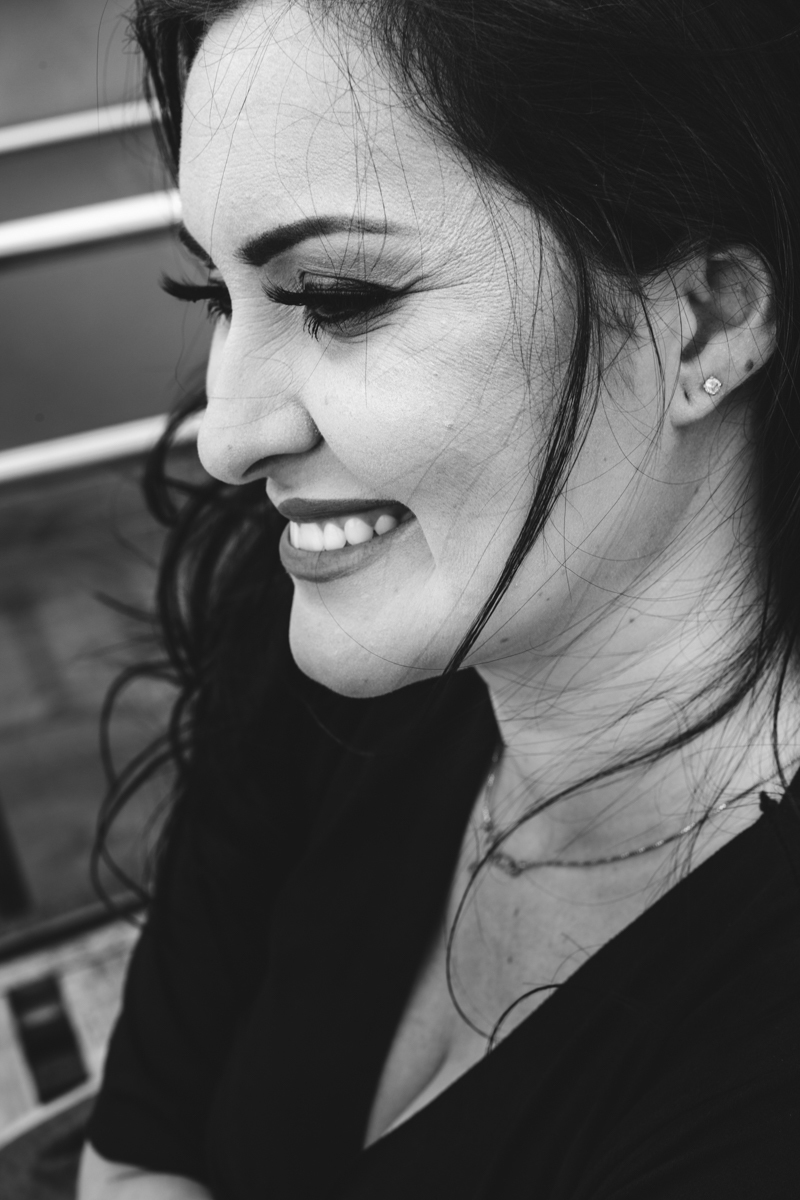 Ensaio feminino com sorriso preto e branco em hotel de São Paulo com a fotógrafa Dani Ortiz 