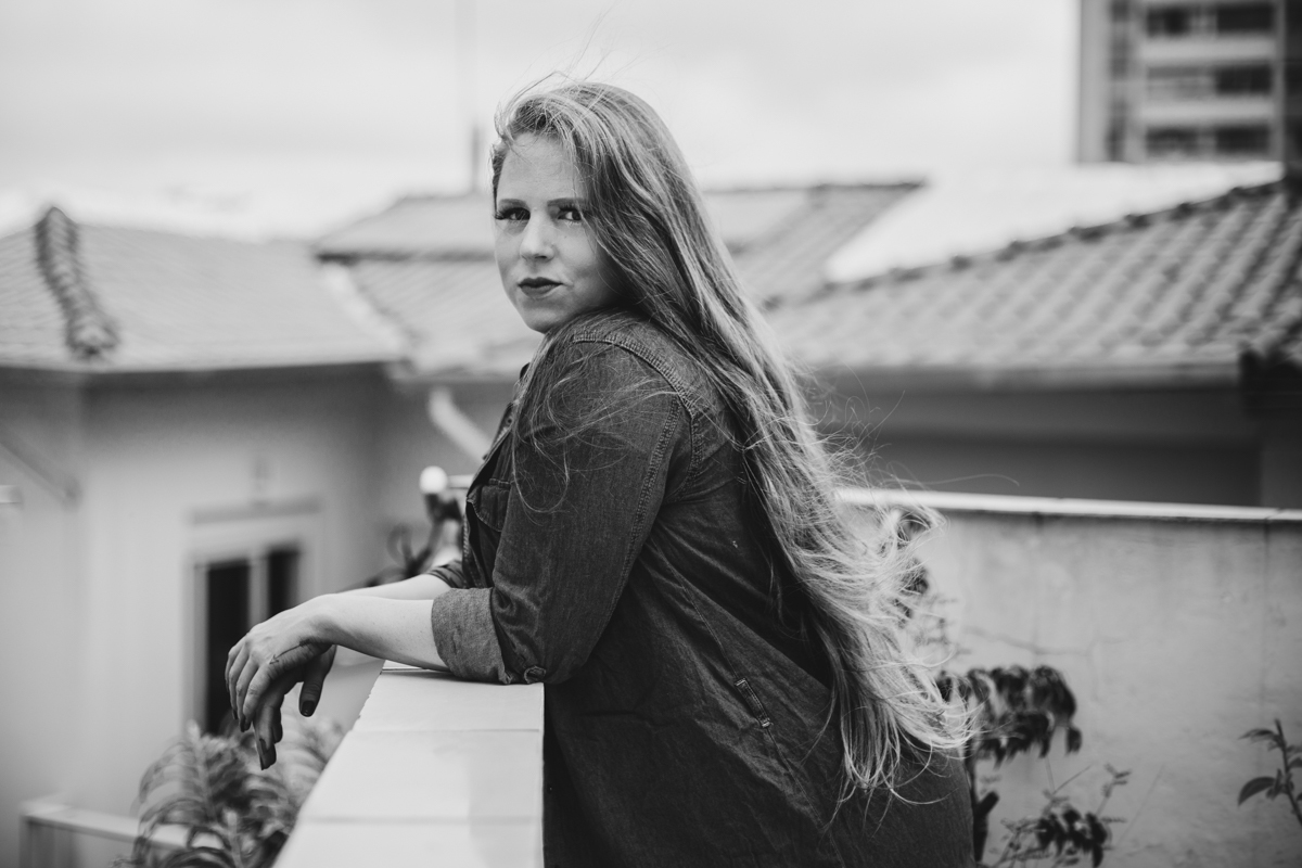 Ensaio sensual feminino de loira ruiva na casa em São Paulo pela fotógrafa Dani Ortiz