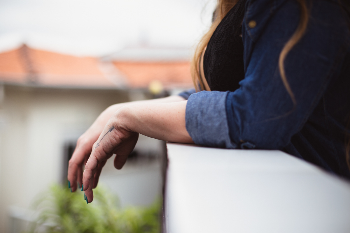 Ensaio sensual feminino de loira ruiva na casa em São Paulo pela fotógrafa Dani Ortiz