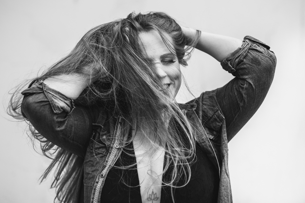 Ensaio sensual feminino de loira ruiva na casa em São Paulo pela fotógrafa Dani Ortiz