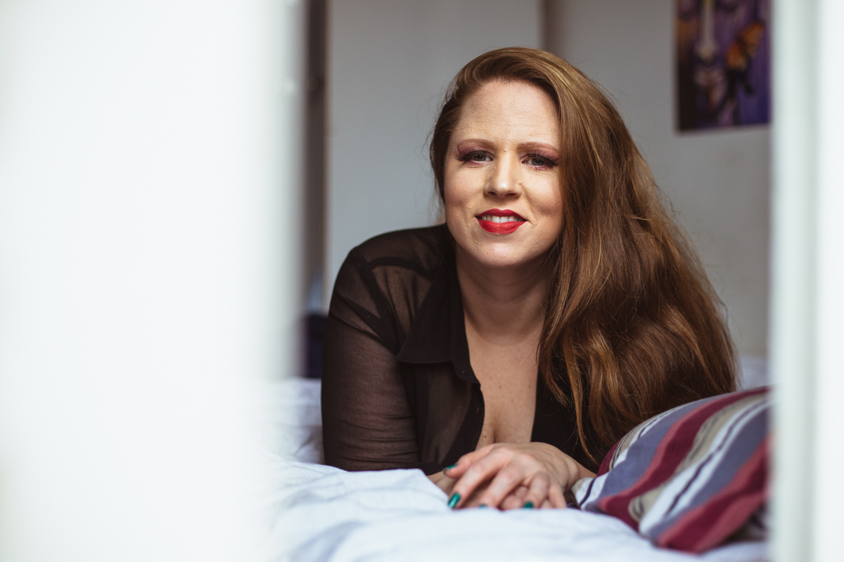 Ensaio sensual feminino de loira ruiva na casa em São Paulo pela fotógrafa Dani Ortiz