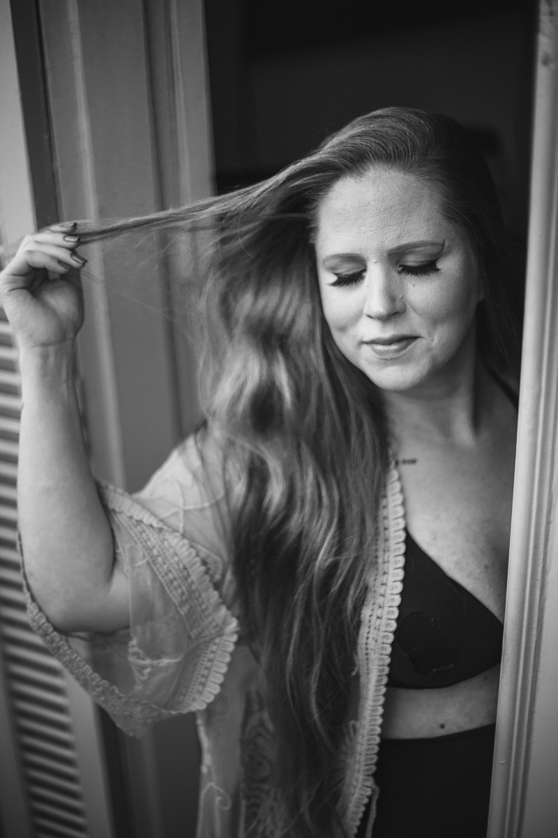 Ensaio sensual feminino de loira ruiva na casa em São Paulo pela fotógrafa Dani Ortiz