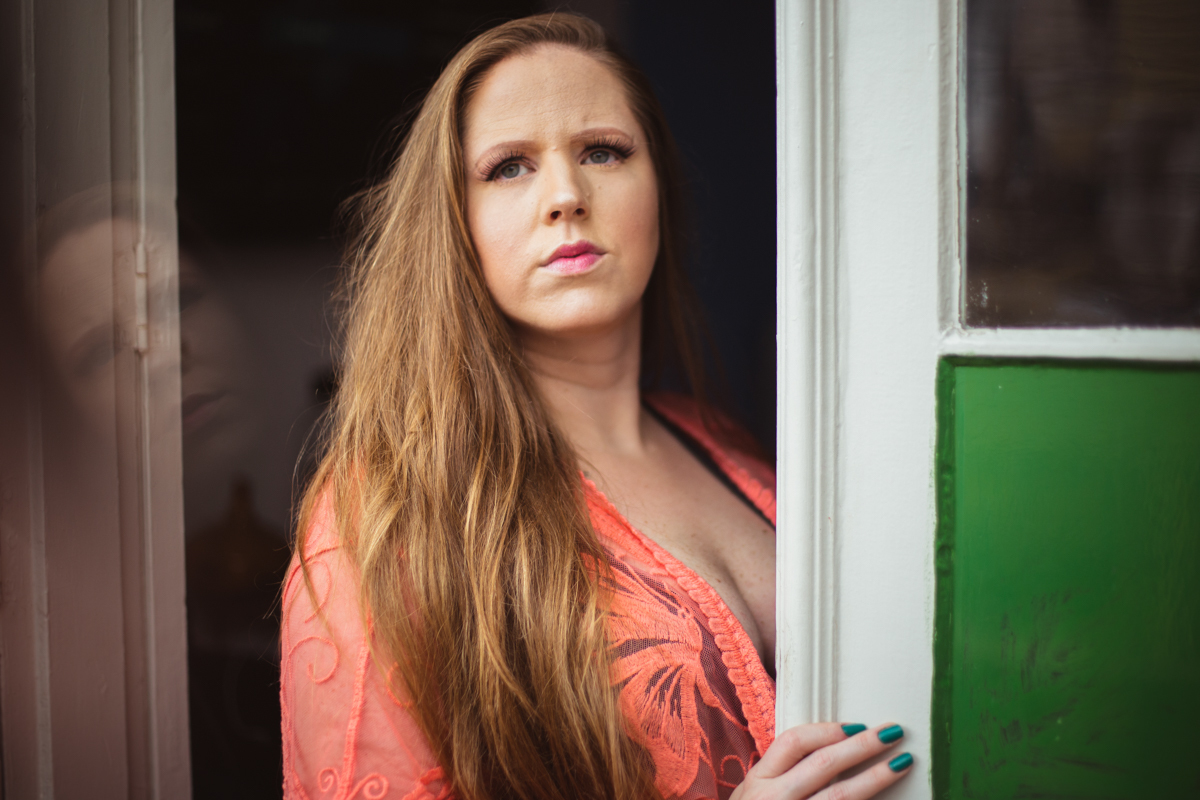 Ensaio sensual feminino de loira ruiva na casa em São Paulo pela fotógrafa Dani Ortiz