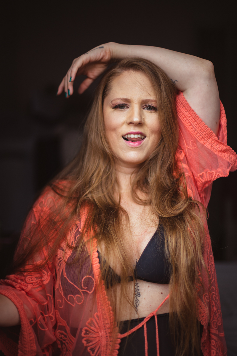 Ensaio sensual feminino de loira ruiva na casa em São Paulo pela fotógrafa Dani Ortiz