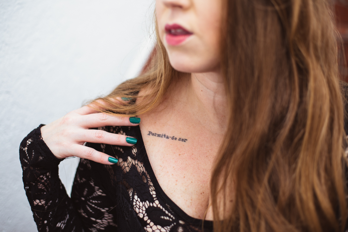 Ensaio sensual feminino de loira ruiva na casa em São Paulo pela fotógrafa Dani Ortiz