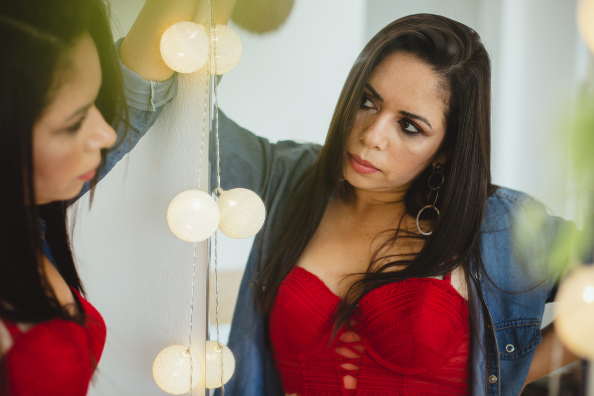 Ensaio Sensual Feminino com lingerie vermelha no Centro de São Paulo com a fotógrafa Dani Ortiz