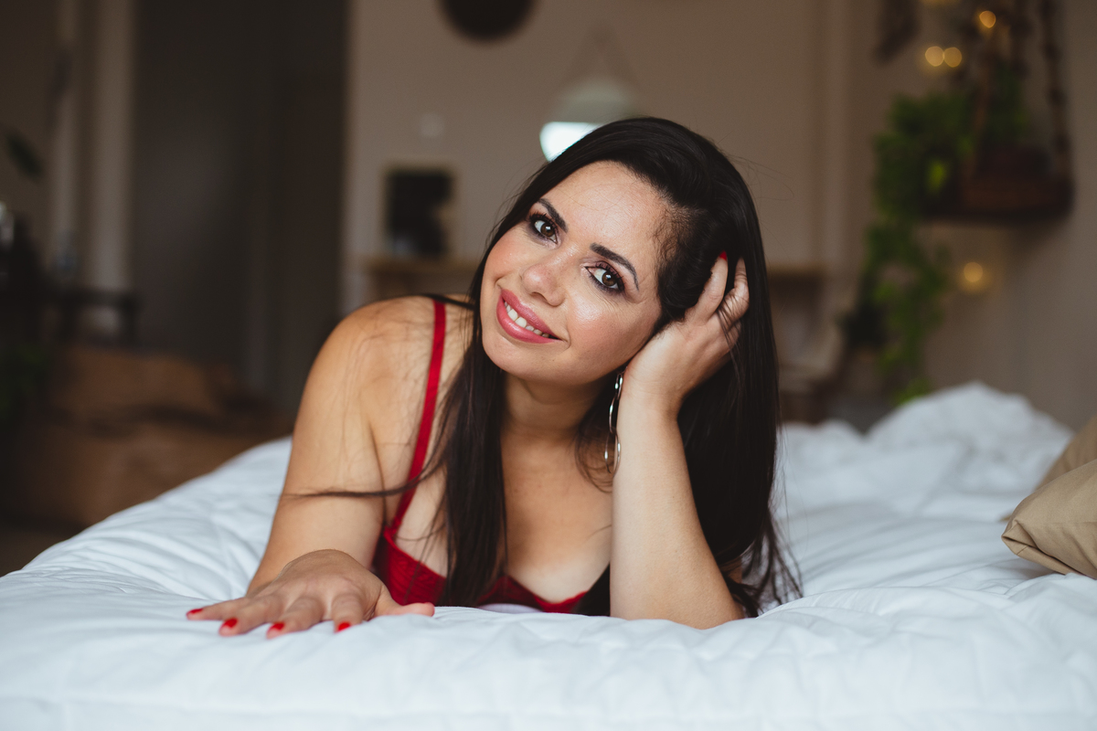 Ensaio Sensual Feminino com lingerie vermelha na cama no Centro de São Paulo com a fotógrafa Dani Ortiz