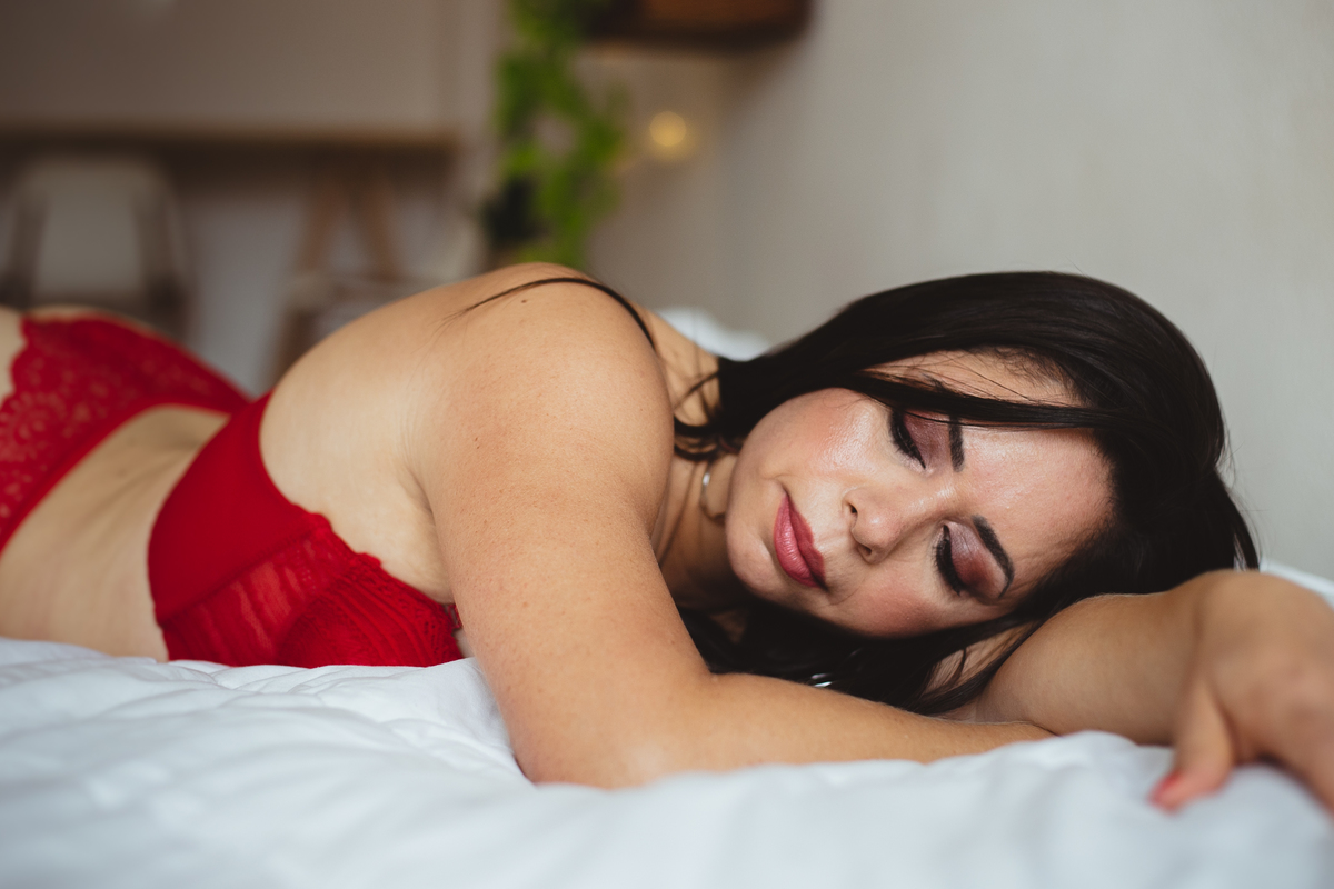 Ensaio Sensual Feminino com lingerie vermelha na cama no Centro de São Paulo com a fotógrafa Dani Ortiz