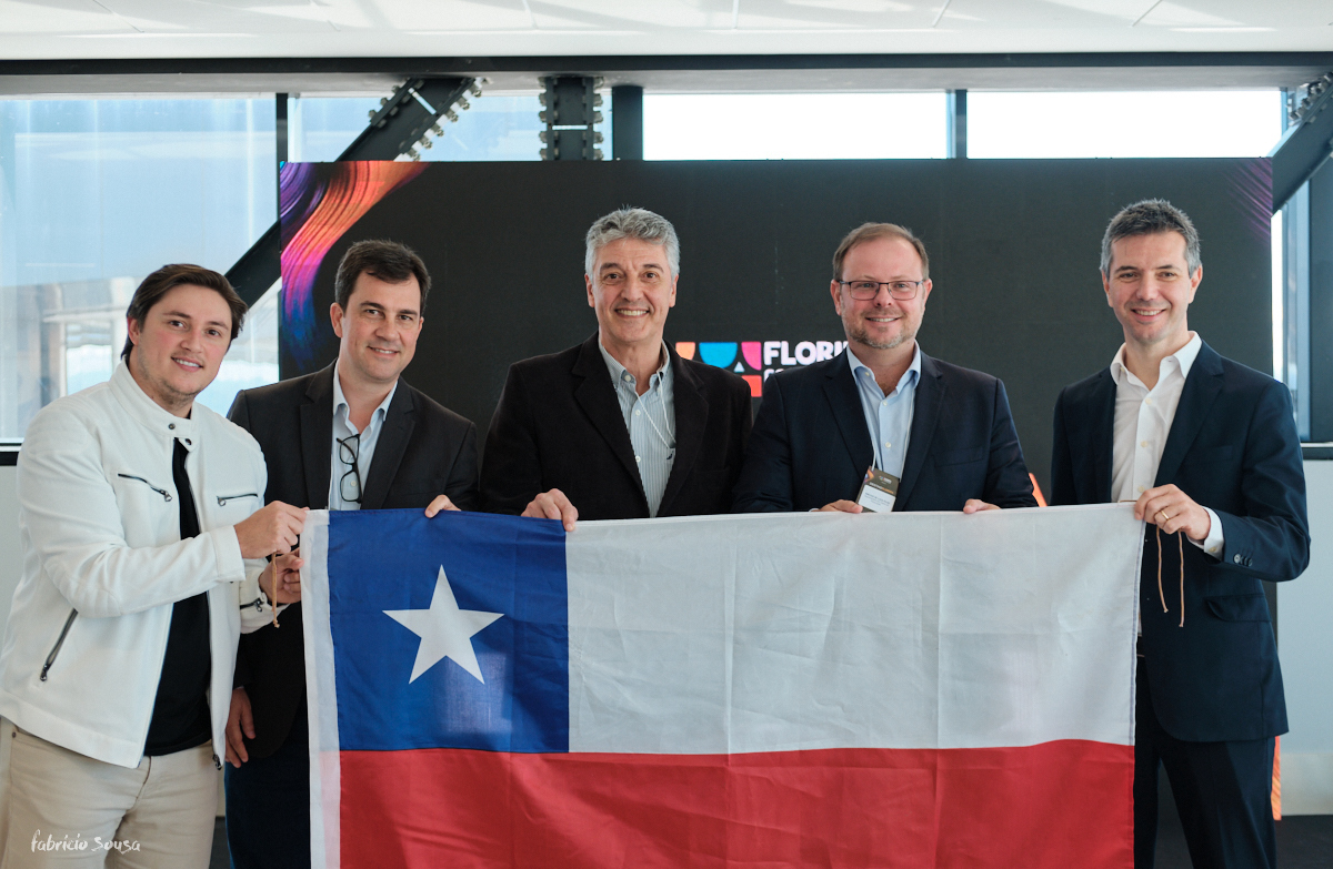 retrato comemorativo a nova linha aérea de Florianópolis a Santiago do Chile com os representantes da Destino Floripa, Santur, Ivan Sakr da Sky Airlines, Vinicius da prefeitura de Florianopolis e Ricardo Gesse CEO da Zurich Airport Brasil