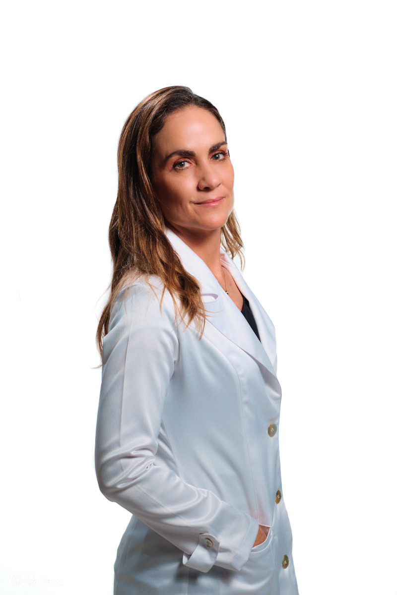 retrato corporativo profissional médica de jaleco em estúdio