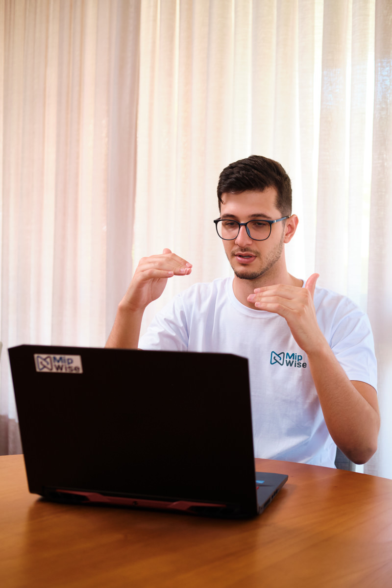 colaborador da MIP Wise em uma videoconferência, retratando o dia-a-dia do seu trabalho