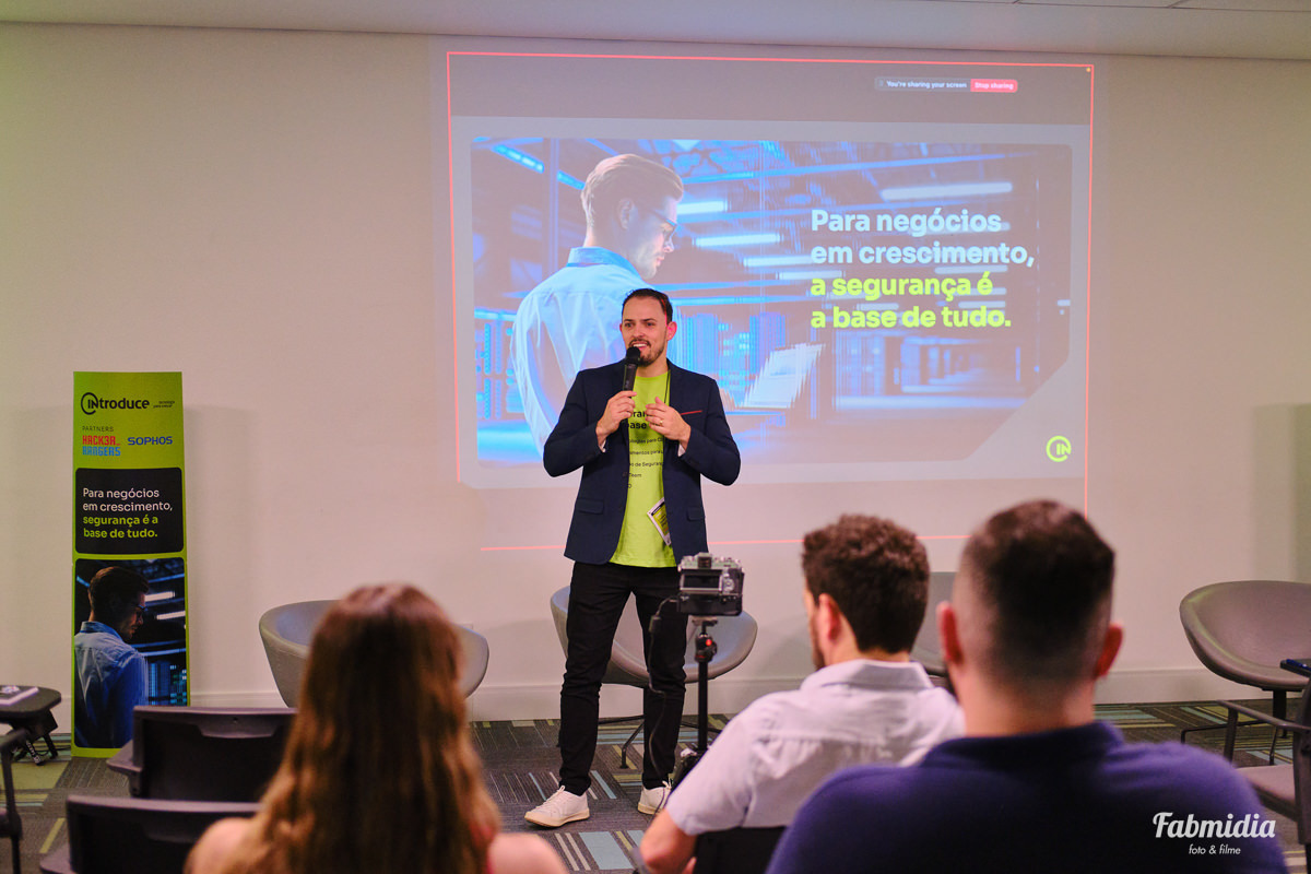 CEO Introduce Esdras Moreira palestra do evento Guardiões Digitais facilitado pela Introduce na ACATE em parceria com Hacker Rangers e Sophos