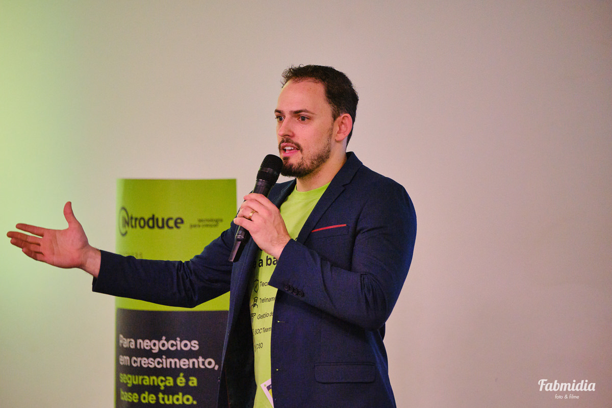CEO Introduce Esdras Moreira palestra do evento Guardiões Digitais facilitado pela Introduce na ACATE em parceria com Hacker Rangers e Sophos