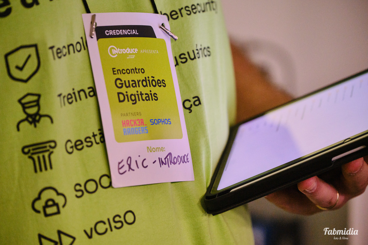 detalhe do crachá de Eric Pelakoski do evento Guardiões Digitais facilitado pela Introduce na ACATE Santa Catarina