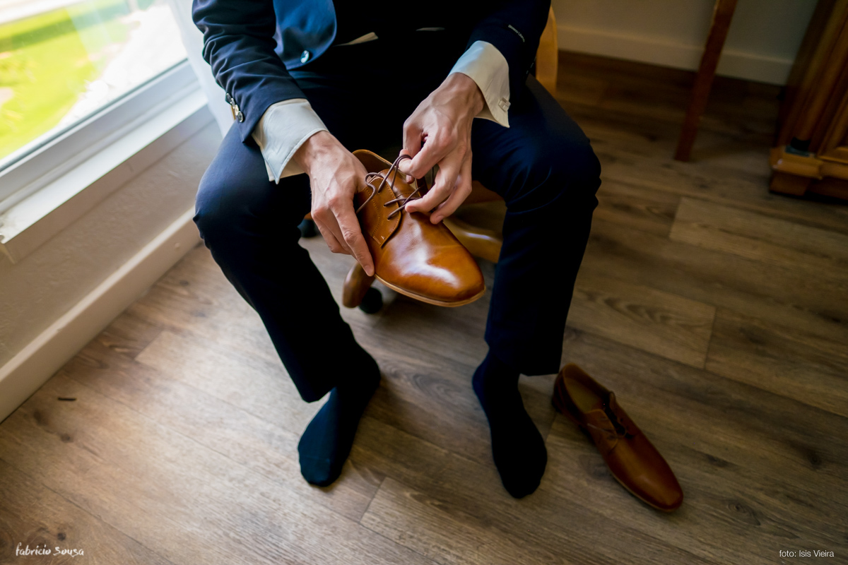 casamento mini-wedding making of noivo Marcel colocando os sapatos marrons no hotel InterCity
