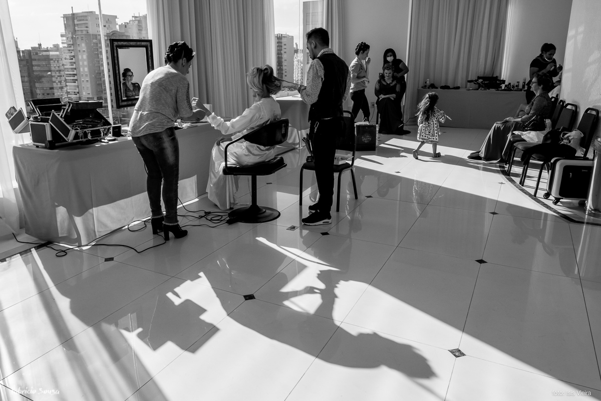 cabelereiro Thauan Generozo fazendo o cabelo da noiva na suíte do hotel