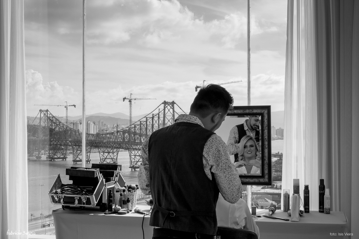 cabelereiro Thauan Generozo fazendo o cabelo da noiva na suíte do hotel Intercity