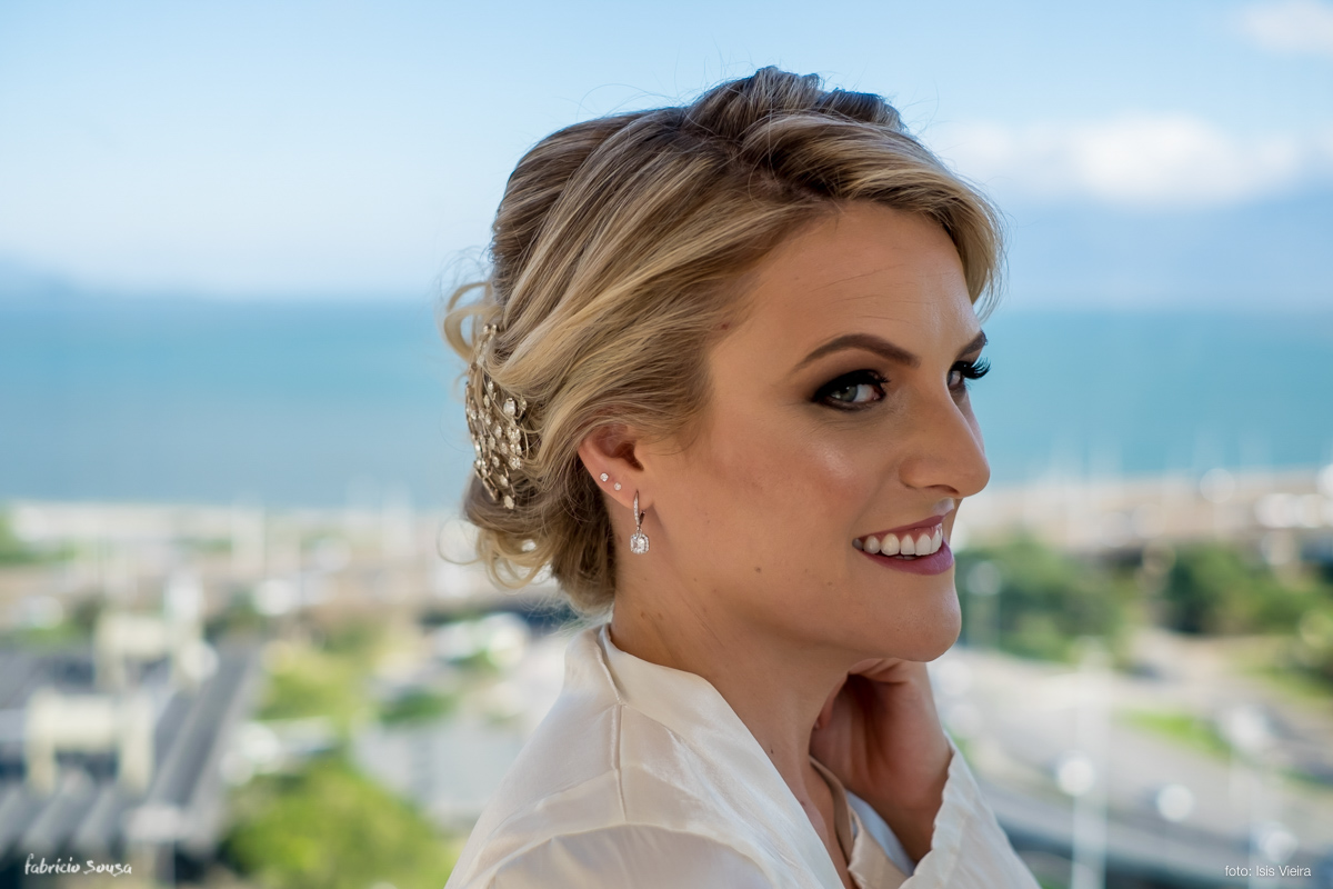 últimos retratos de solteira da noiva Scheyla Kuester na suíte do hotel em Floripa