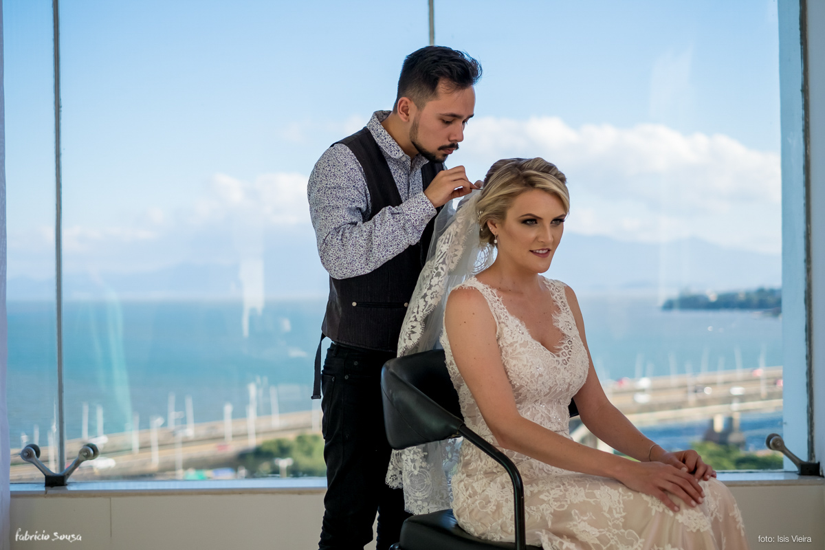 cabelereiro Thauan Generozo colocando o véu da noiva na suíte do hotel Intercity