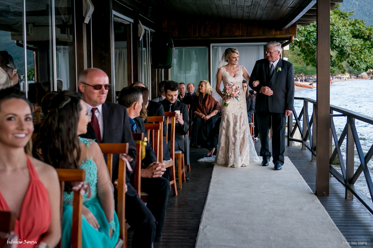 noiva Scheyla entra com seu pai na cerimonia à beira do mar no Restaurante Bate Ponto