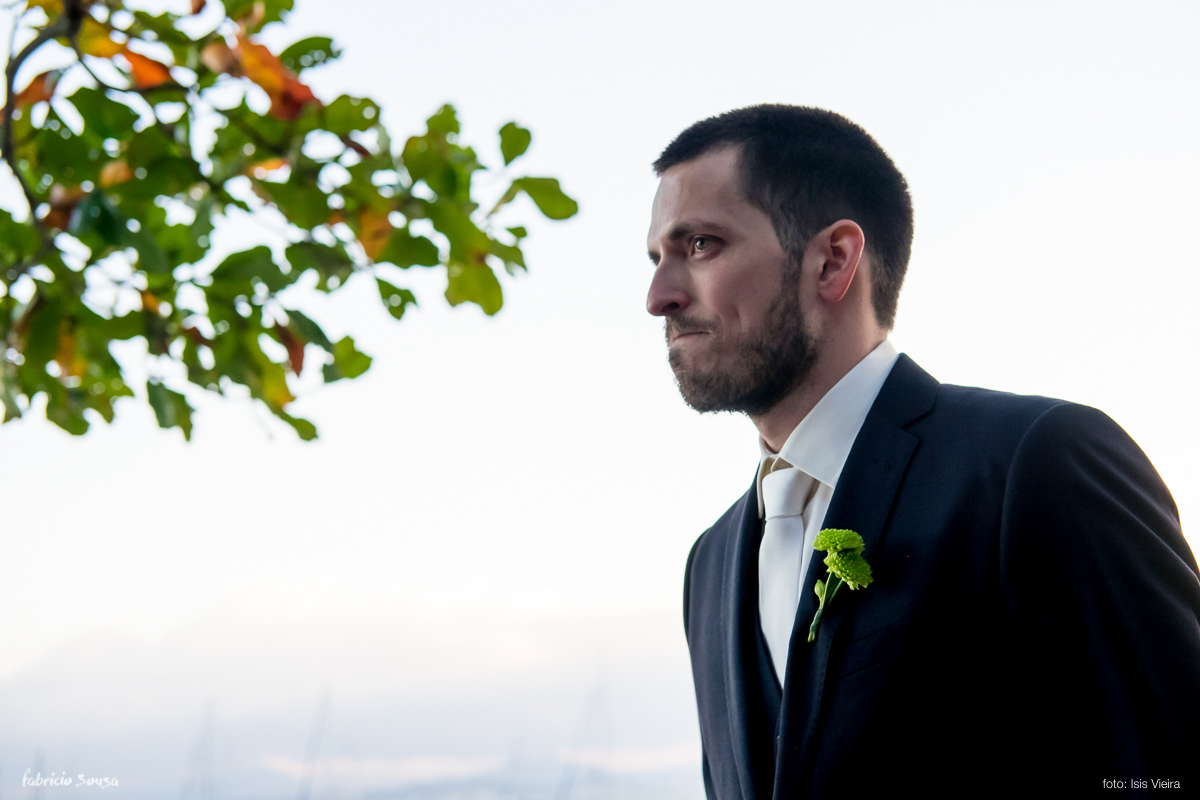 noivo emocionado à espera de sua amada noiva na cerimonia no restaurante Bate Ponto