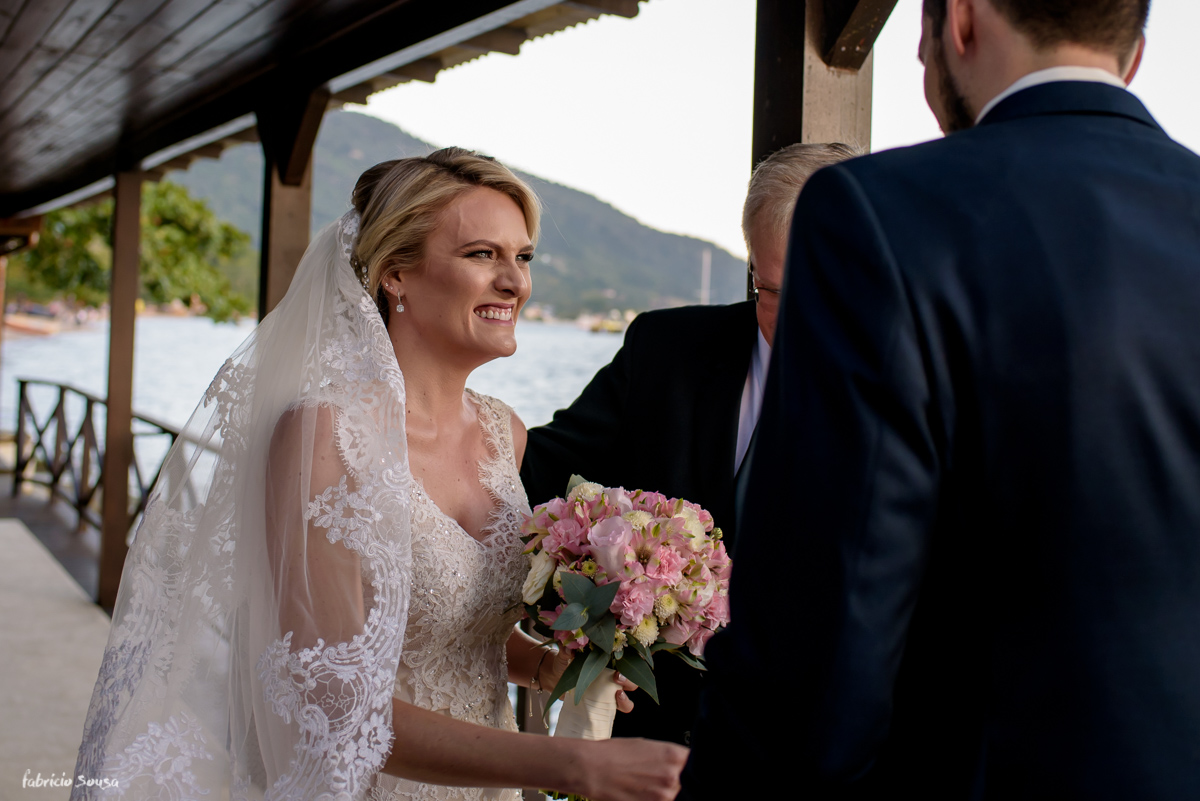 a entrega da noiva emocionante