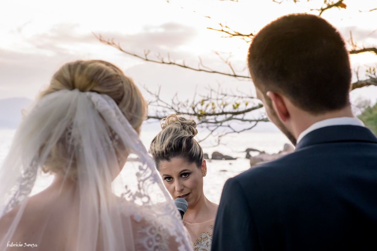 madrinha e amiga do casal dá testemunho na cerimônia