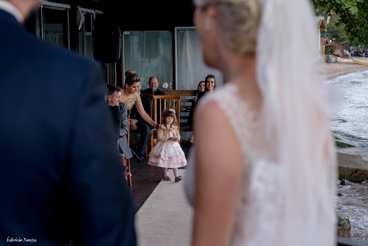 entrada da daminha com as alianças