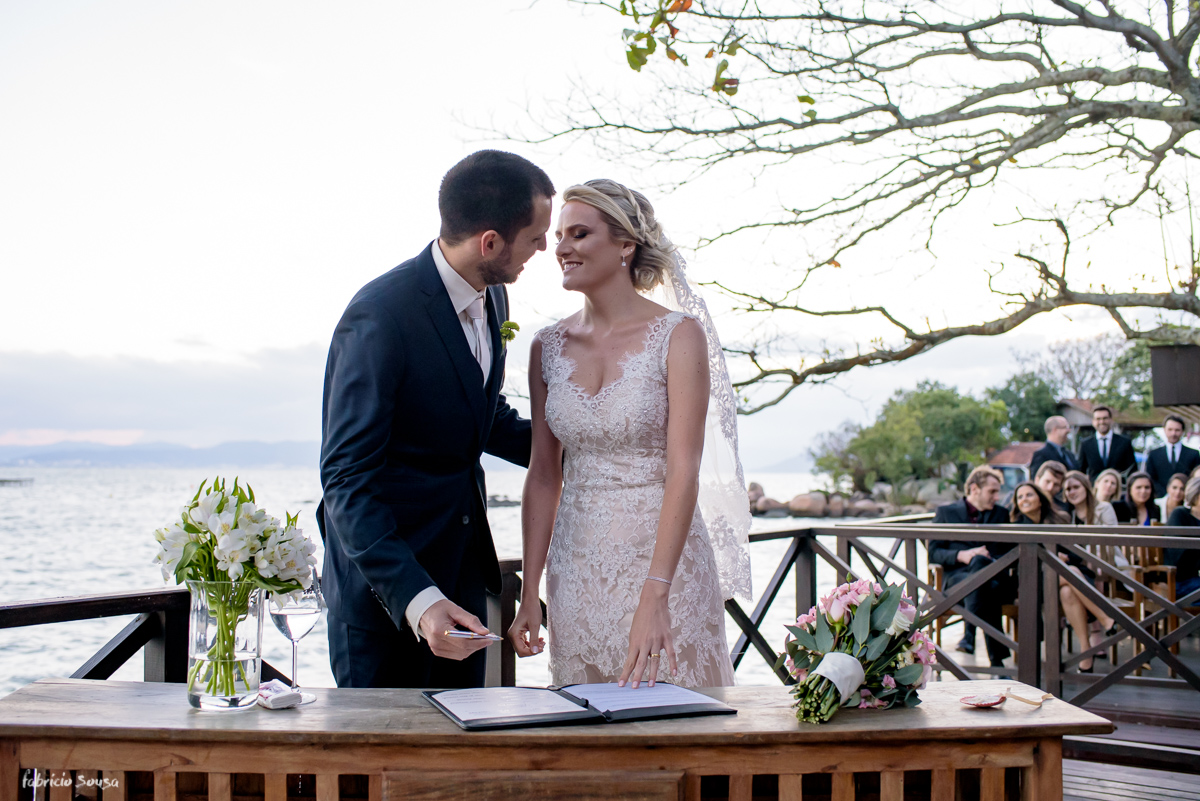 beijo entre assinaturas à beira do mar