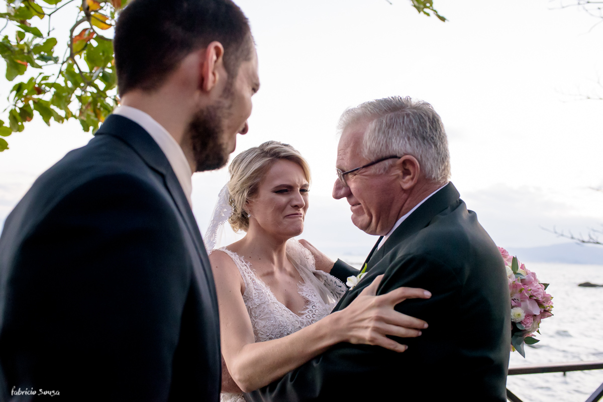 a emoção da sua noiva e seu pai durante cerimônia