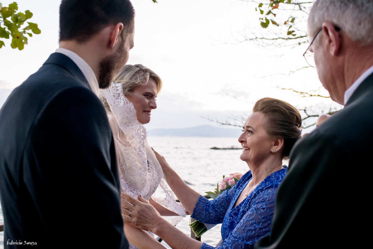 a emoção da sua noiva e sua mãe durante cerimônia