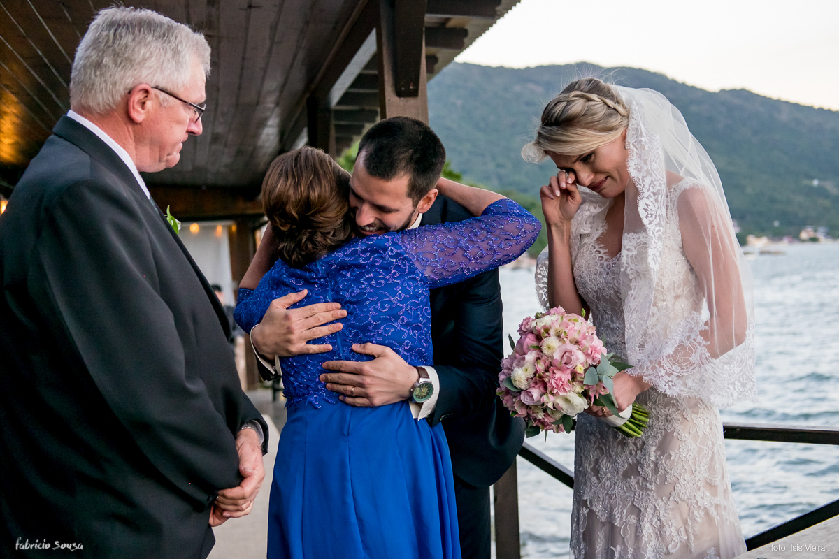 o abraço do noivo na sua mãe após o sim