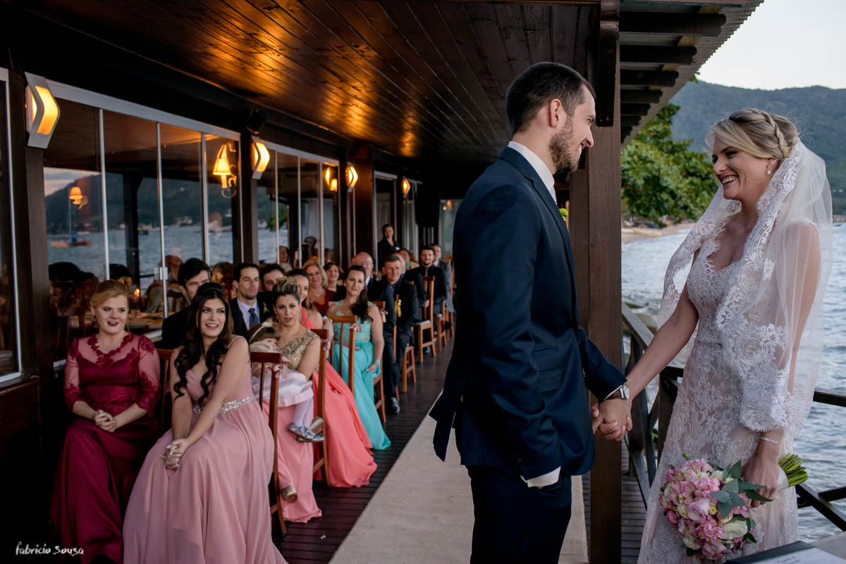 troca de olhares momentos antes do beijo de casados no deck do restaurante Bate Ponto em Santo Antonio de Lisboa Florianópolis