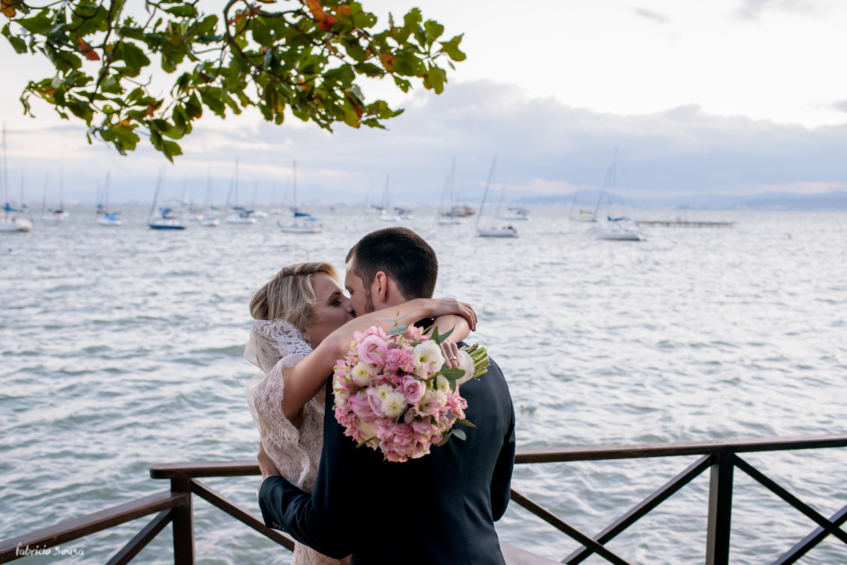 o beijo de casados com o mar de Floripa de fundo