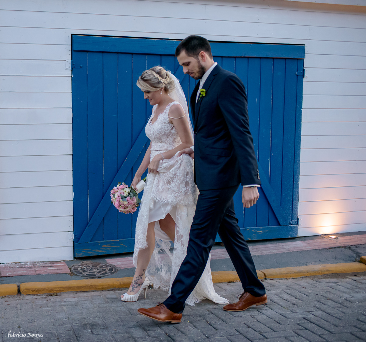 noivos caminhando no ensaio do casal após o casamento em Santo Antonio de Lisboa Floripa