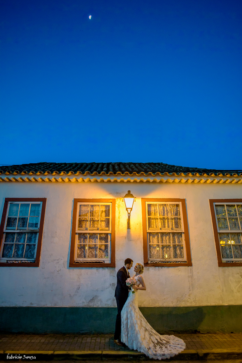 retrato em frente ao casario açoriano no ensaio do casal após o casamento em Santo Antonio de Lisboa Floripa