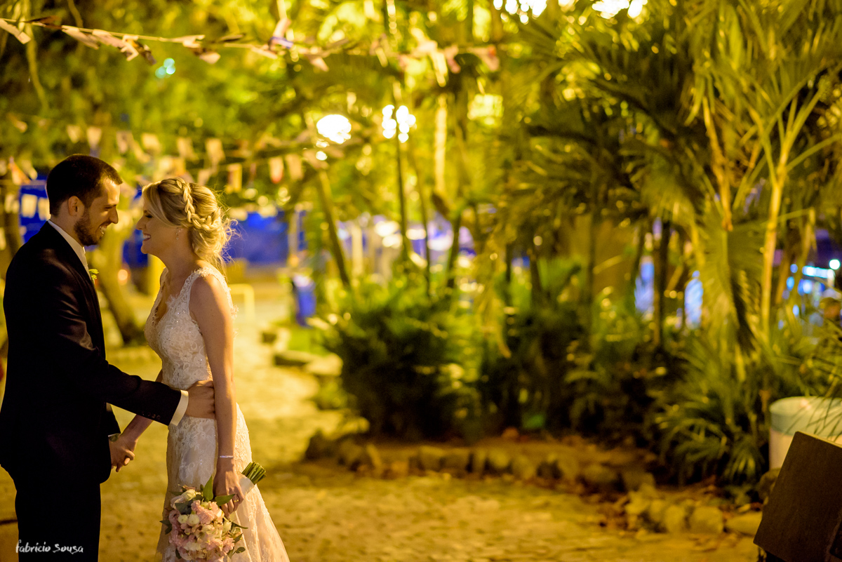 retrato na praça durante ensaio do casal após o casamento em Santo Antonio de Lisboa Floripa