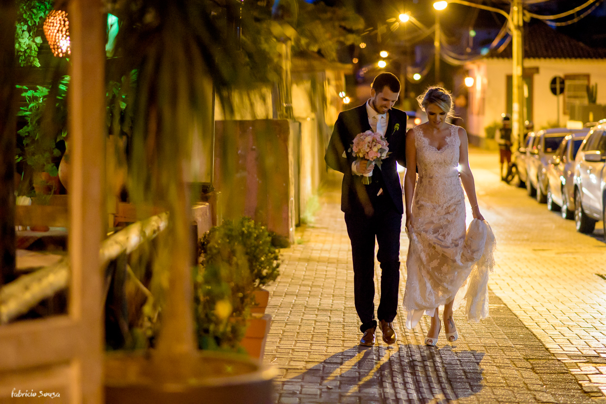 caminhando para o ensaio do casal após o casamento em Santo Antonio de Lisboa Floripa